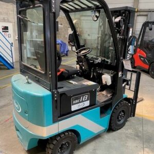Chariot élévateur électrique neuf de marque Baoli modèle KBE18+. 1 800 kg. Hauteur de levée: Mat Triplex de 4700 mm. Options: 4 fonctions, TPare-brise avant et arrière, prise REMA 320A. Batterie 48V/480 AH neuve. Chargeur de batterie neuf. B16090L00062. – Image 2