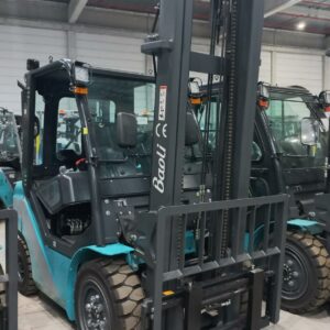 Chariot élévateur gaz neuf de marque Baoli modèle KBG25+ . 2 (00 kg. Hauteur de levée: Mat Triplex de 4700 mm. Moteur Doosan norme UE5. Options: 4 fonctions, cabine complète. Chauffage.B16089M00149