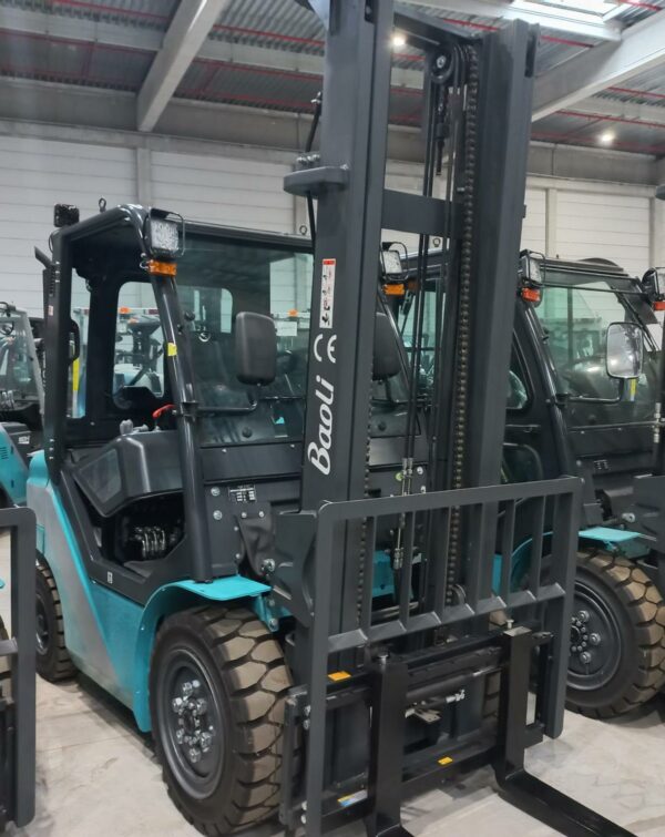 Chariot élévateur gaz neuf de marque Baoli modèle KBG25+ . 2 (00 kg. Hauteur de levée: Mat Triplex de 4700 mm. Moteur Doosan norme UE5. Options: 4 fonctions, cabine complète. Chauffage.B16089M00149