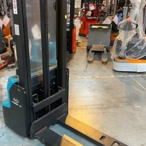 Gerbeur électrique neuf de marque Baoli modèle KBSI12. 1 200 kg. Hauteur de levée: Mat duplex de 2900 mm. Fourches 570 X 1150 mm. Batterie 24V/ 60AH Lithium. Chargeur intégré neuf. B16140MB0505