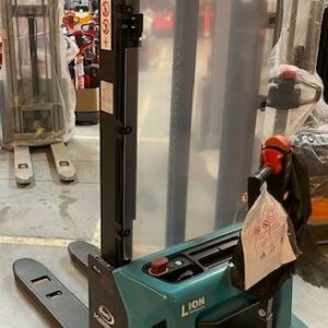 Gerbeur électrique neuf de marque Baoli modèle KBSI12. 1 200 kg. Hauteur de levée: Mat duplex de 2900 mm. Fourches 570 X 1150 mm. Batterie 24V/ 60AH Lithium. Chargeur intégré neuf. B16140MB0507 – Image 2