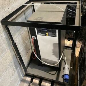 Chargeur de batterie neuf avec cage métallique enfourchable . Modèle monophasé 80V / 100 AH. Prise Rema 320