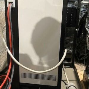 Chargeur de batterie neuf avec cage métallique enfourchable . Modèle monophasé 80V / 100 AH. Prise Rema 320 – Image 2