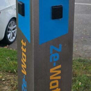 Borne de recharge double pour véhicule électrique de marque Ze-Watt type 2. 5 unités. Vendu à l'unité avec faculté de réunion.