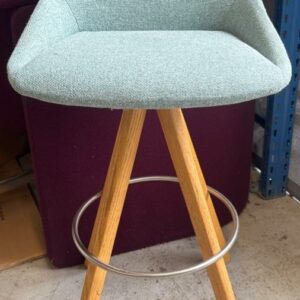 Tabouret haut pivotant design Christophe Pillet modèle Dunas édition Inclass en tissu vert d'eau,  4 pieds obliques en chêne massif, avec repose pied en acier chromé. 99 x 46 x 50 cm. Localisation : 10 rue du Ballon - 93160 Noisy-Le-Grand