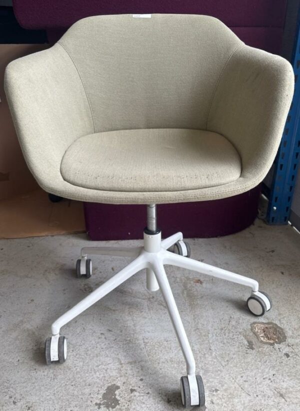 Fauteuil pivotant ajustable design Simon Pengelly modèle Taia édition  Inclass recouvert de tissu gris clair, piètement en étoile à 5 branches sur roulettes en acier laqué blanc. 87 x 61 x 65 cm. Localisation : 10 rue du Ballon - 93160 Noisy-Le-Grand