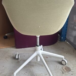 Fauteuil pivotant ajustable design Simon Pengelly modèle Taia édition  Inclass recouvert de tissu gris clair, piètement en étoile à 5 branches sur roulettes en acier laqué blanc. 87 x 61 x 65 cm. Localisation : 10 rue du Ballon - 93160 Noisy-Le-Grand – Image 2