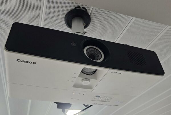 Video projecteur de marque canon modèle LX-MU500. Localisation : 10 rue du Ballon - 93160 Noisy-le-Grand (ex 356)