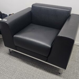 Paire de fauteuils en cuir noir, piètement en acier laqué gris. Dimensions  70 x70 x 80 cm. Localisation : 10 rue du Ballon - 93160 Noisy-le-Grand