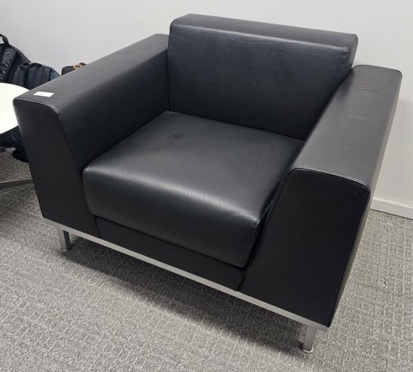 Paire de fauteuils en cuir noir, piètement en acier laqué gris. Dimensions  70 x70 x 80 cm. Localisation : 10 rue du Ballon - 93160 Noisy-le-Grand