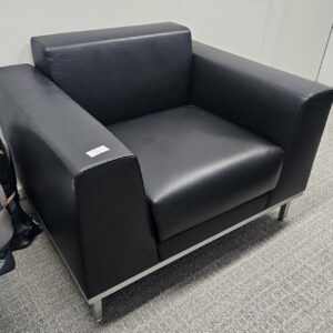 Paire de fauteuils en cuir noir, piètement en acier laqué gris. Dimensions  70 x70 x 80 cm. Localisation : 10 rue du Ballon - 93160 Noisy-le-Grand – Image 2