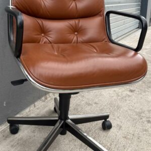 Fauteuil pivotant ajustable design Charles Pollock modèle Exécutive Chair, armature en acier chromé, garniture en cuir capitonné marron, accoudoirs et arrière du dossier en plastique noir, piètement en étoile à 5 branches sur roulettes. 92 x 66 x 61 cm. Localisation : 10 rue du Ballon - 93160 Noisy-Le-Grand