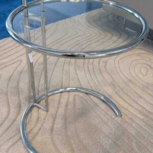 Table d'appoint design Eileen Grey modèle E1027 édition Classicon à hauteur réglable en métal chromé et verre. Hauteur mini : 55 cm. Hauteur maxi : 93 cm. Localisation: 10 rue du Ballon - 93160 Noisy-Le-Grand