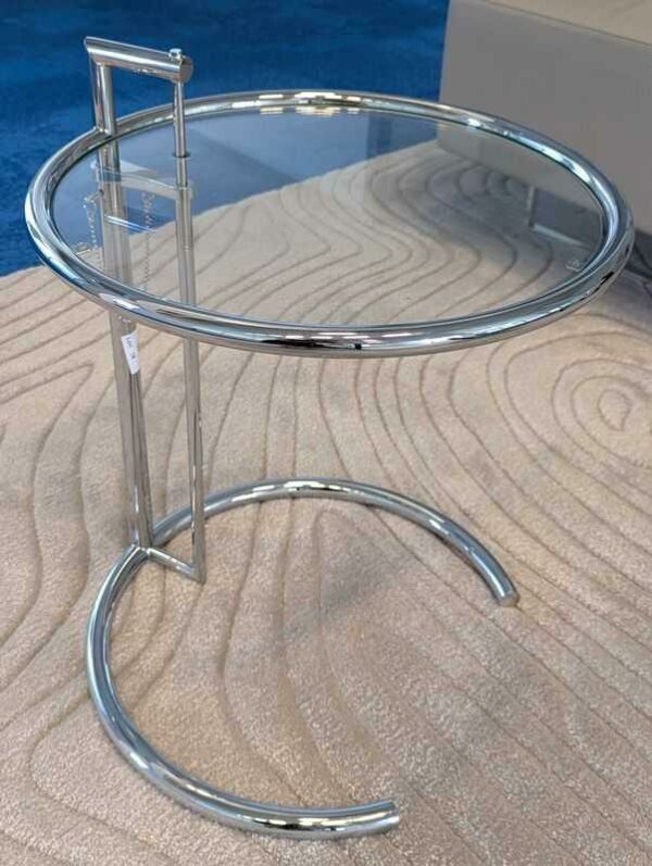 Table d'appoint design Eileen Grey modèle E1027 édition Classicon à hauteur réglable en métal chromé et verre. Hauteur mini : 55 cm. Hauteur maxi : 93 cm. Localisation: 10 rue du Ballon - 93160 Noisy-Le-Grand