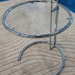 Table d'appoint design Eileen Grey modèle E1027 édition Classicon à hauteur réglable en métal chromé et verre. Hauteur mini : 55 cm. Hauteur maxi : 93 cm. Localisation: 10 rue du Ballon - 93160 Noisy-Le-Grand – Image 2