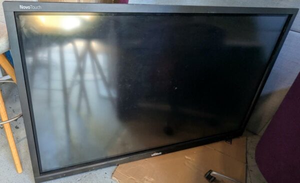 Moniteur 65 pouces tactile interactif de marque Vivitek modèle NovoTouch LK6530i. Localisation: 10 rue du Ballon - 93160 Noisy-Le-Grand
