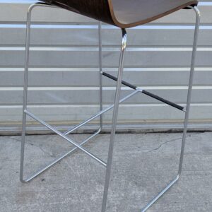 Tabouret haut coque en bois contreplaqué reposant sur une structure en acier chromé, piètement luge avec entretoise et repose pied. 88 x 42 x 52 cm. 7 unités. Vendu à l'unité avec faculté de réunion. Localisation: 10 rue du Ballon - 93160 Noisy-Le-Grand. – Image 2
