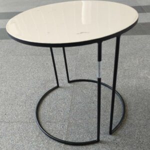 Table d'appoint édition Maison Sarah Lavoine en métal, plateau rond émaillé beige, piétement en métal noir. 40 x 40 cm. 6 unités. Vendu à l'unité avec faculté de réunion. Localisation: 10 rue du Ballon - 93160 Noisy-Le-Grand.