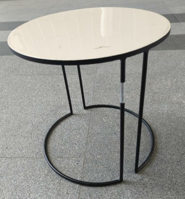 Table d'appoint édition Maison Sarah Lavoine en métal, plateau rond émaillé beige, piétement en métal noir. 40 x 40 cm. 6 unités. Vendu à l'unité avec faculté de réunion. Localisation: 10 rue du Ballon - 93160 Noisy-Le-Grand.