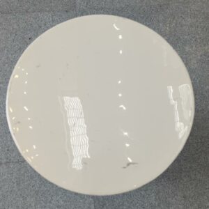Table d'appoint édition Maison Sarah Lavoine en métal, plateau rond émaillé beige, piétement en métal noir. 40 x 40 cm. 6 unités. Vendu à l'unité avec faculté de réunion. Localisation: 10 rue du Ballon - 93160 Noisy-Le-Grand. – Image 2