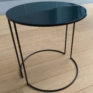 Table d'appoint édition Maison Sarah Lavoine en métal, plateau rond émaillé couleur bleu canard, piètement en acier laqué noir. 50 x 50 cm. 3 unités. Vendu à l'unité avec faculté de réunion. Localisation: 10 rue du Ballon - 93160 Noisy-Le-Grand