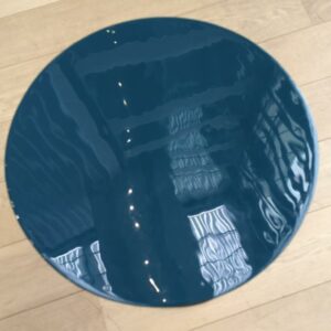 Table d'appoint édition Maison Sarah Lavoine en métal, plateau rond émaillé couleur bleu canard, piètement en acier laqué noir. 50 x 50 cm. 3 unités. Vendu à l'unité avec faculté de réunion. Localisation: 10 rue du Ballon - 93160 Noisy-Le-Grand – Image 2