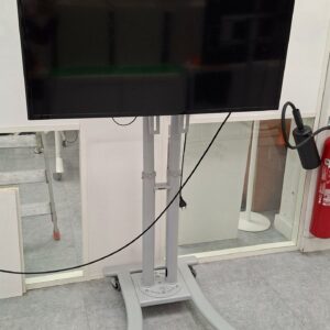 Moniteur 43 pouces de marque Samsung modèle LH43DCJPLGC, sur support à roulettes. 3 unités. Vendu à l'unité avec faculté de réunion. Localisation : 10 rue du Ballon - 93160 Noisy-Le-Grand