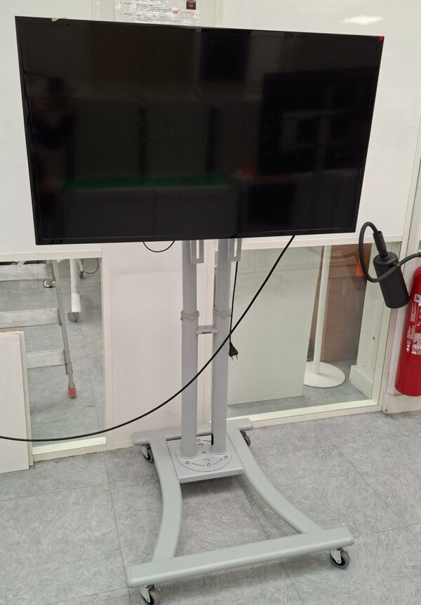 Moniteur 43 pouces de marque Samsung modèle LH43DCJPLGC, sur support à roulettes. 3 unités. Vendu à l'unité avec faculté de réunion. Localisation : 10 rue du Ballon - 93160 Noisy-Le-Grand