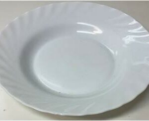 Lot d'assiettes creuses en porcelaine blanche. 110 unités. Localisation: 10 rue du Ballon - 93160 Noisy-Le-Grand