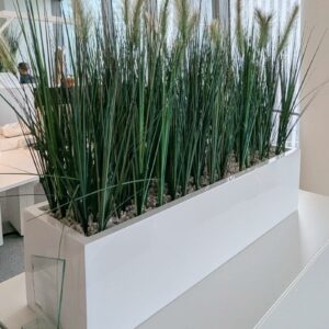 Plante artificielle de type roseaux avec son bac en plastique blanc brillant.  Dimensions 60x70x25 cm.
Toutes les plantes seront descendues par les déménageurs.
Pas de manutention dans les étages.