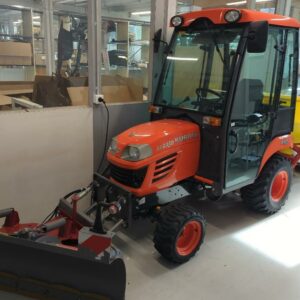 Tracteur de marque Kubota modèle BX2350 avec pelleteuse de marque Morgneux modèle V15B14 et bac arrière. (rdj)