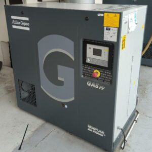 Compresseur à air de marque Atlas Copco modèle GA5FF, année 2020, et sa cuve à air 281 litres de marque Cordivari. (rdj salle des machines)