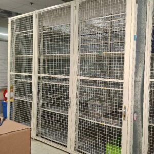 Cage en acier laqué blanc avec rayonnages, à démonter. 296 x 390 x 114 cm. 2 unités. Vendu à l'unité avec faculté de réunion. (rdj labo ML033)