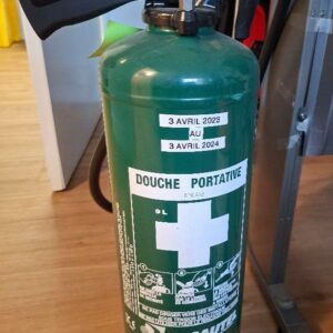 Douche portative réutilisable de marque Desautel, 9 litres. (rdj infirmerie, étiquette 151)