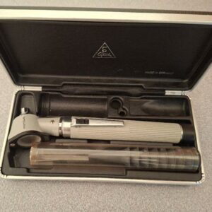 Otoscope de marque Heine modèle Minilux, dans son étui. (rdj infirmerie, étiquette 152)