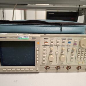 Oscilloscope de marque Tektronics modèle TDS 520D. (rdc labo électronique)