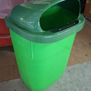 Poubelle d'extérieur verte de marque Rossignol modèle Xerios, 50 litres. Neuve dans carton d'origine. 3 unités. Vendu à l'unité avec faculté de réunion.