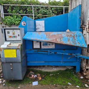 Compacteur papier carton de marque Armand Moulet modèle Pallpact, 2150 kg. (extérieur)