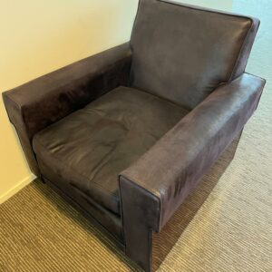 Paire de fauteuils de marque Erton en croute de cuir marron foncé. Localisation: 30 rue Beauregard 60440 Nanteuil-le-Haudouin.