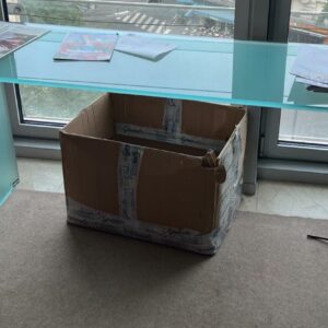 Console en verre trempé transparent incurvé. Dim. : 70 x 140 x 45 cm. 2 unités.(usures/ébréchés) Vendu à l'unité avec faculté de réunion. Localisation: 30 rue Beauregard 60440 Nanteuil-le-Haudouin.