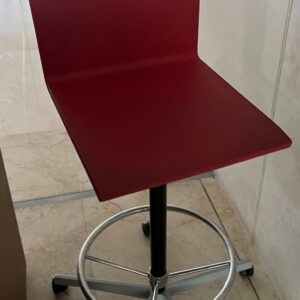 Paire de chaises hautes pivotantes sur roulettes, assise et dossier en bois rouge, piètement en acier chromé. Dim : 110x40x46 cm. Localisation: 30 rue Beauregard 60440 Nanteuil-le-Haudouin.