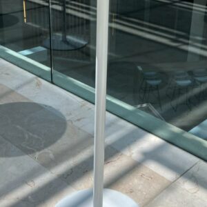 Mange debout, plateau rond en bois blanc, piétement colonne en acier laqué blanc. 110 x 60 cm. 2 unités. Vendu à l'unité avec faculté de réunion. Localisation: 30 rue Beauregard 60440 Nanteuil-le-Haudouin.