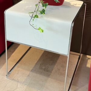 Table de marque Howe, plateau blanc, piétement chromé (dim : 71 x 63 x 57 cm). Localisation: 30 rue Beauregard 60440 Nanteuil-le-Haudouin.