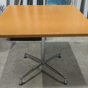 Table design Charles et Ray Eames modèle Segmented Table édition Vitra, plateau carré en bois stratifié clair, piétement en aluminium. 73 x 90 x 90 cm. 2 unités. Vendu à l'unité avec faculté de réunion. Localisation: 38 rue de Lamirault - 77090 Collégien