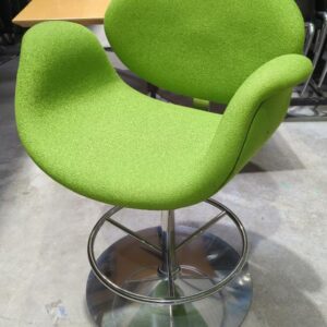 Fauteuil pivotant avec retour automatique design Pierre Paulin modèle Tulip édition Artifort recouvert de tissu vert, piètement acier chromé avec repose pieds. 90 x 70 x 57 cm. 3 unités. Vendu à l'unité avec faculté de réunion. Localisation: 38 rue de Lamirault - 77090 Collégien