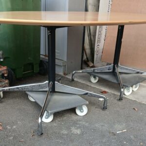 Table design Charles et Ray Eames modèle Segmented Table édition Vitra, plateau ovale en bois plaqué chêne clair, piétement double en acier laqué noir reposant chacun sur 4 pieds en aluminium. 72 x 200 x 100 cm. Localisation: 38 rue de Lamirault - 77090 Collégien