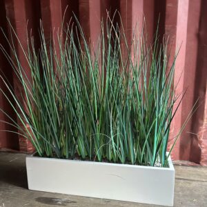 Plante artificielle de type roseaux dans une jardinière rectangulaire en plastique blanc brillant. 60 x 70 x 25 cm. 15 unités. Vendu à l'unité avec faculté de réunion. Localisation: 8 rue de la Fossé aux Leux - 91700 Sainte Geneviève des Bois