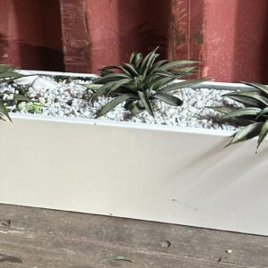 Plante artificielle de type agave dans une jardinière rectangulaire en plastique blanc brillant. 60 x 70 x 25 cm. 10 unités. Vendu à l'unité avec faculté de réunion. Localisation: 8 rue de la Fossé aux Leux - 91700 Sainte Geneviève des Bois