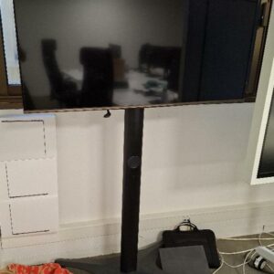 Moniteur 48 pouces de marque Philips modèle BDL4830QL/00 sur son pied à roulettes. Localisation: 30 rue Beauregard 60440 Nanteuil-le-Haudouin