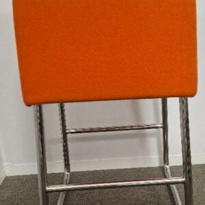 Tabouret de marque Matéria modèle Plint, assise en feutrine orange, piétement luge en acier chromé. (taches). 63 x 34 x 40 cm. 2 unités. Vendu à l'unité avec faculté de réunion. Localisation: 30 rue Beauregard 60440 Nanteuil-le-Haudouin